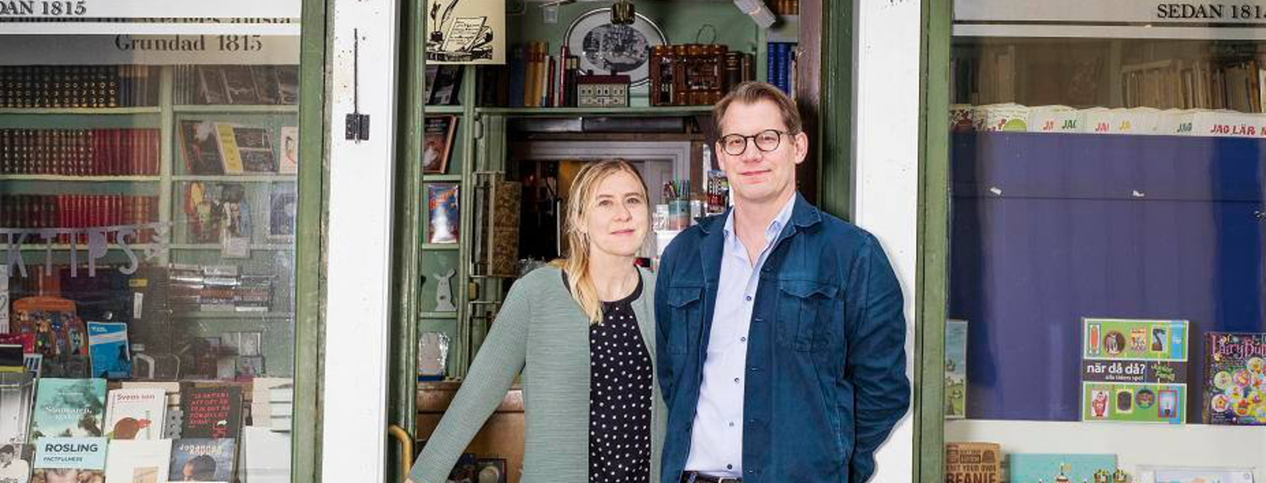 Foto: Bild visar ägarparet i dörröppningen till Söderköpings bokhandel.