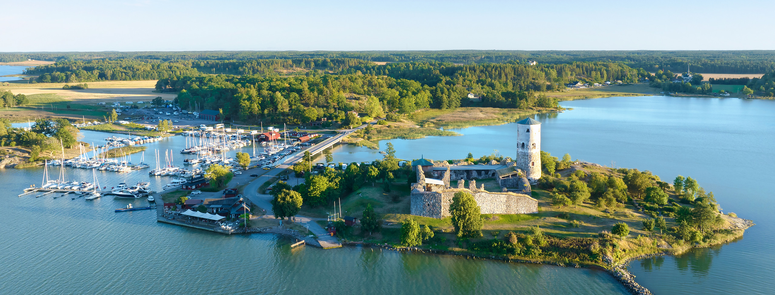 Flygbild över Stegeborgs slottsruin och marina