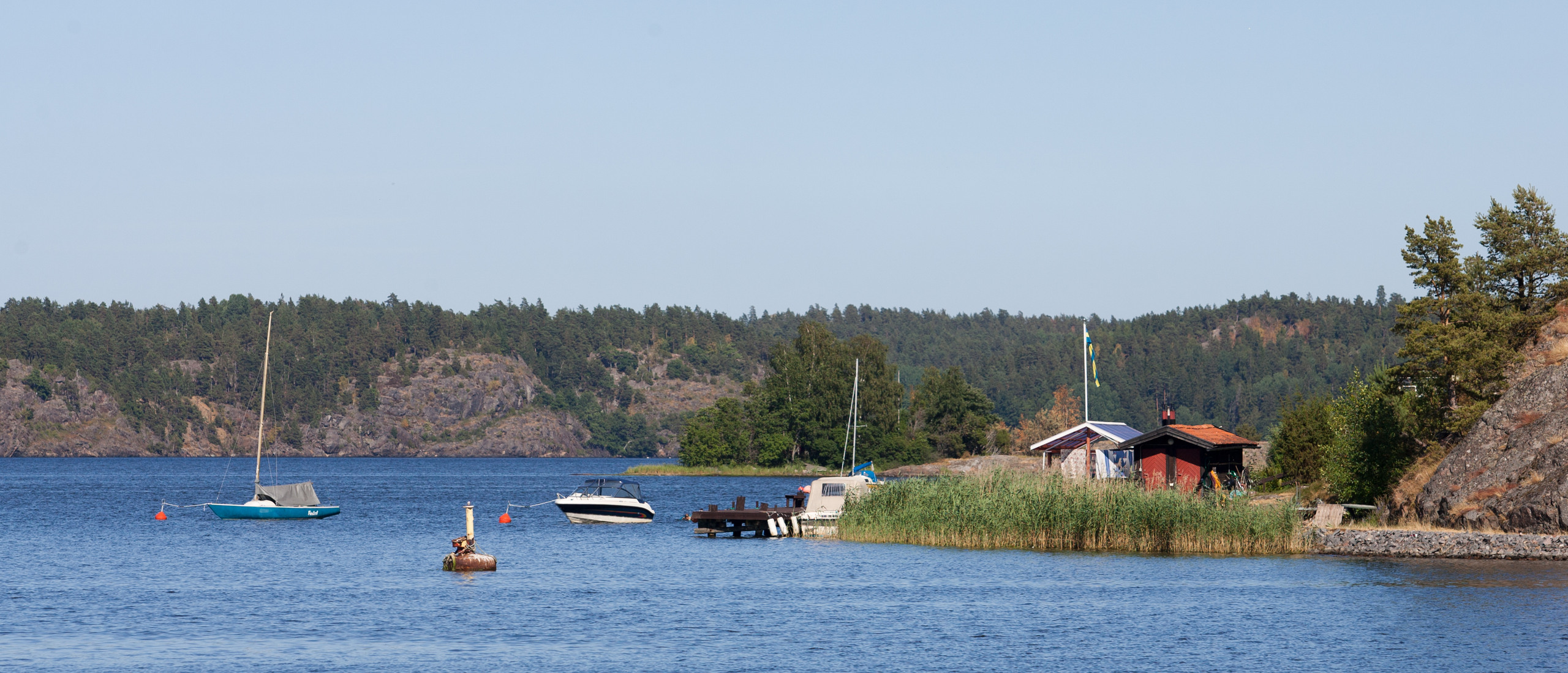 Båtar som seglar på havet vid skärgården.