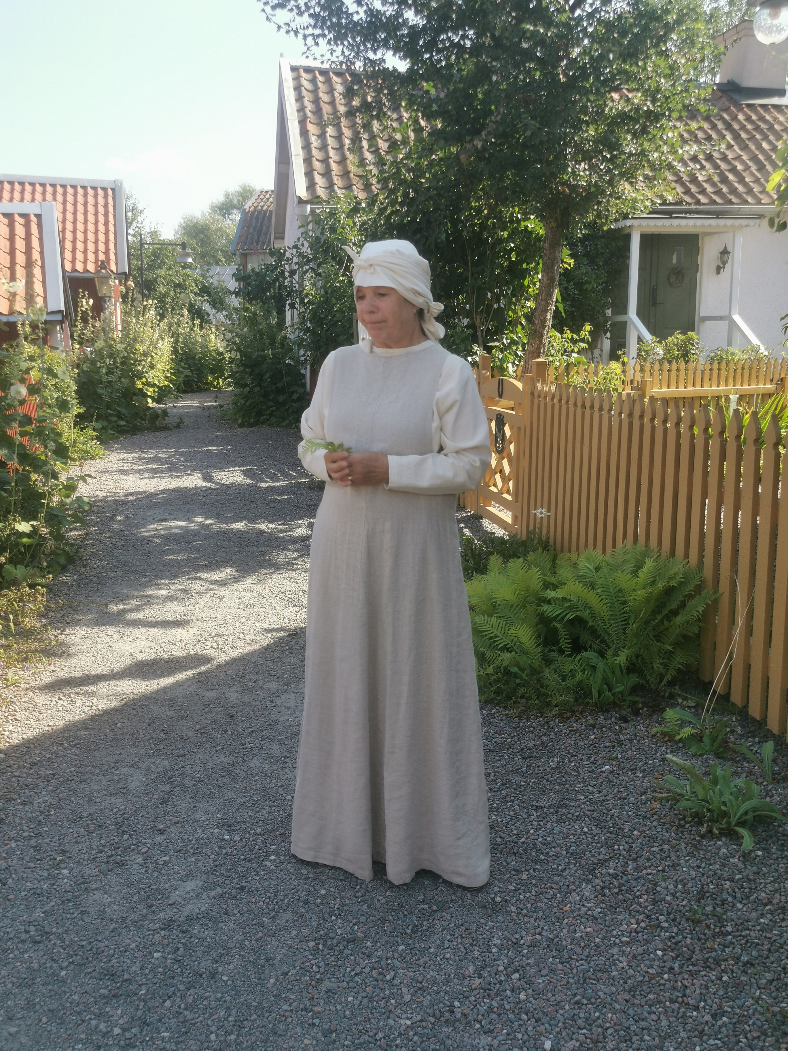 Bild visar en kvinna kl&auml;dd i medeltida kl&auml;der i Drothemskvarteren