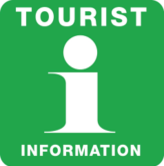 Gr&ouml;n skylt med ett i och texten tourist information (engelska f&ouml;r turistinformation)