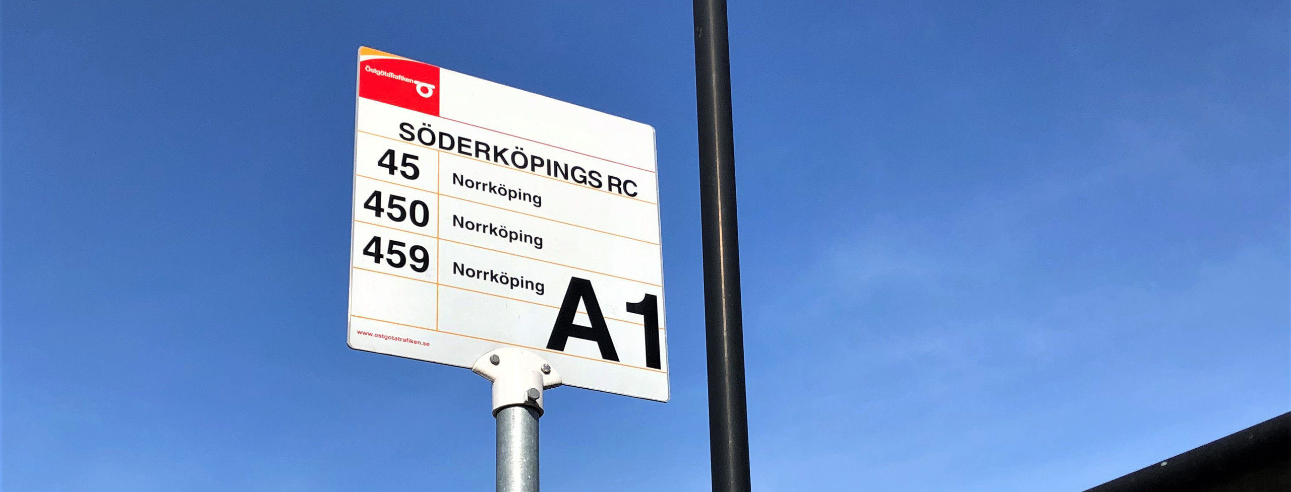 Bilden visar en skylt för en busshållplats
