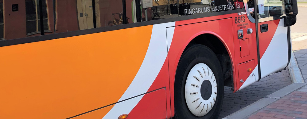 Bilden visar en skylt för en busshållplats