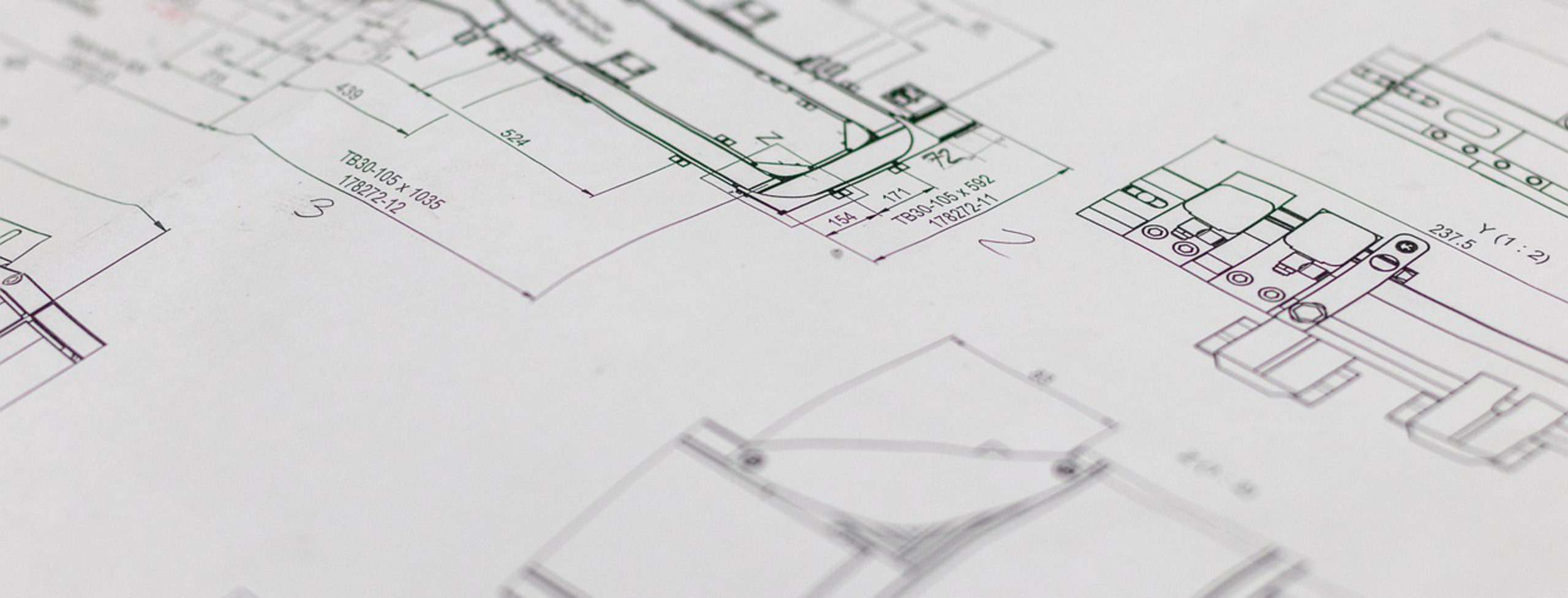 Två personer står på en strand med solnedgång som går ner över vattnet. Person i rullstol håller i ballonger.