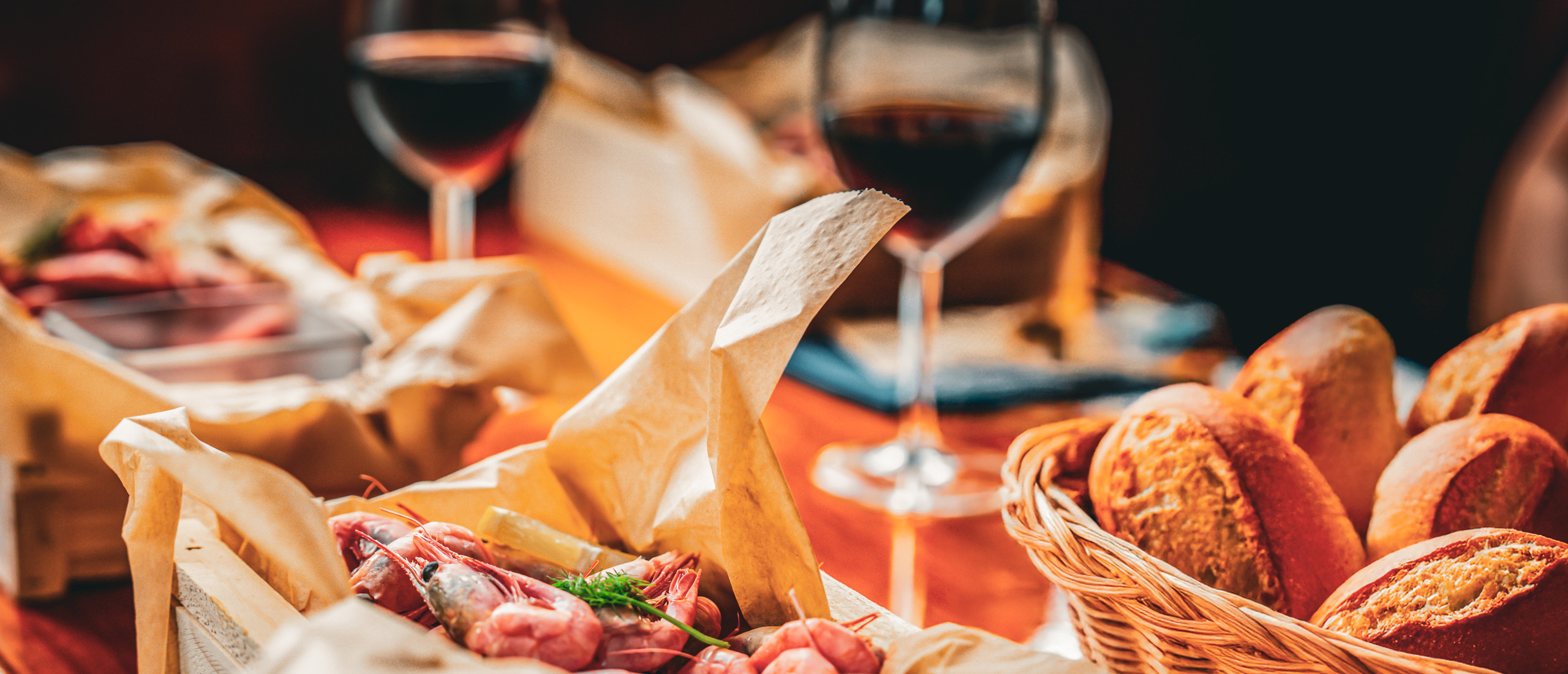 Bild på räkor och bröd i en korg