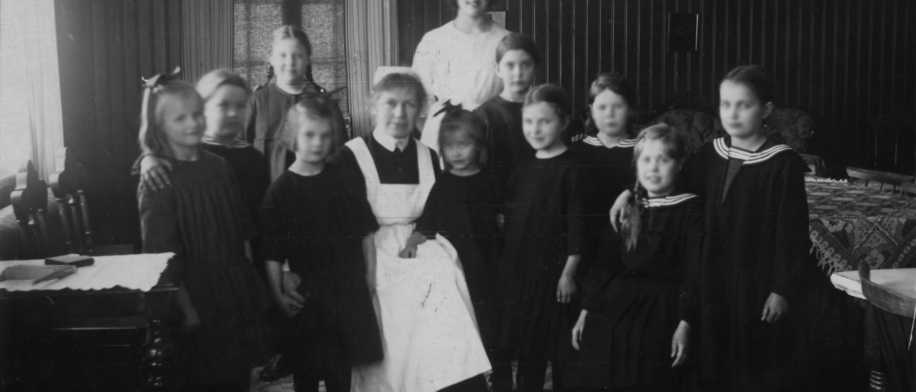 Personal och barn på barnhemmet, tidigt 1900-tal