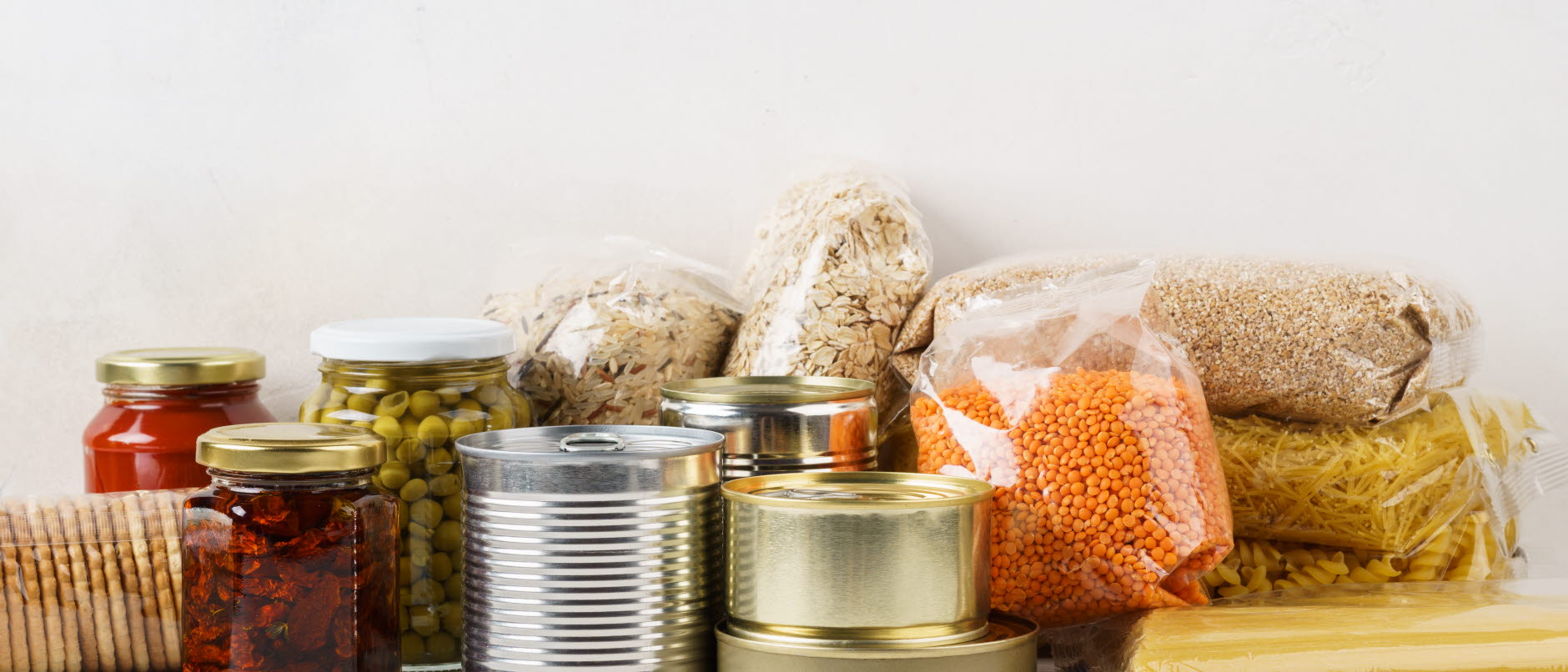 Bild på bra basmatvaror vid krisberedskap, t.ex. ris, pasta och konserver