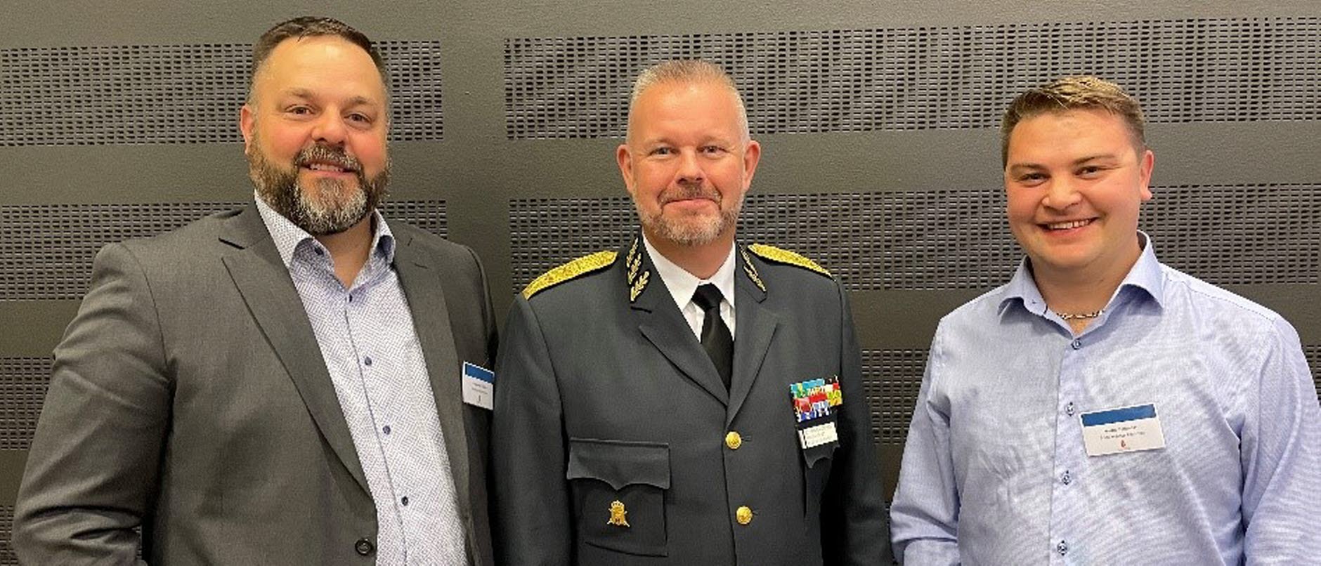 Från vänster: Alexander Klanfar (säkerhetssamordnare), Stefan Sandborg (rikshemvärnschef) och Martin Sjölander (kommunstyrelseordförande).